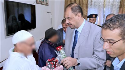 محافظ سوهاج يشارك نزلاء دار رعاية المسنين بمنطقة المخبز الآلي 