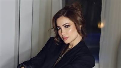 نسرين طافش تخفى وجه حبيبها وتشعل الأجواء  بخصر منحوت (صور)