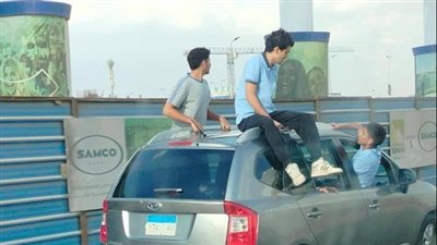 الأمن يفحص فيديو جلوس طلاب مدرسة أعلى سقف سيارة ملاكي بالتجمع