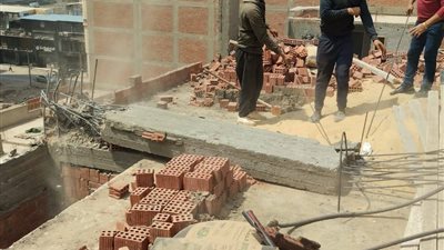 إزالة الدور الخامس العلوى لعقار مخالف بالمنصورة 