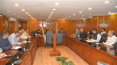 محافظ أسيوط يناقش ملفات المتغيرات المكانية والتصالح والتقنين 