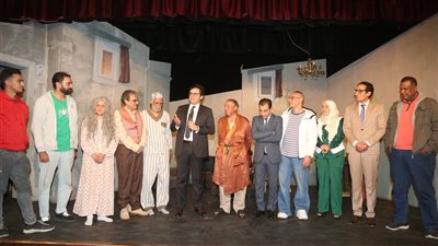 وزير الثقافة يشهد العرض المسرحي 