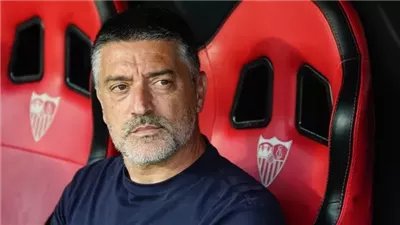 رسمياً.. إقالة مدرب إشبيلية الإسباني لسوء النتائج