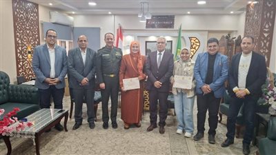 وكيل تعليم الإسماعيلية يكرم الطالبة 