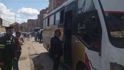 محافظ الدقهلية يتابع التزام السائقين بتعريفة الأجرة وخطوط السير