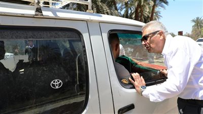 محافظ أسوان يستوقف عدد من سيارات السيرفيس للتأكد من الالتزام بالتعريفة