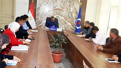 محافظ السويس يلتقي السائقين لبحث تنظيم العمل وتحسين الخدمات بالمواقف  