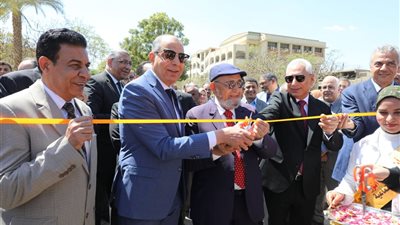 محافظ المنيا ورئيس الجامعة يفتتحان معرض الزهور 