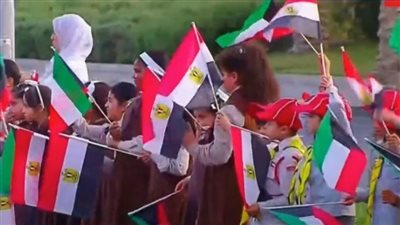 الأطفال يستقبلون الرئيس السيسى فى الكويت بالأعلام (شاهد) 