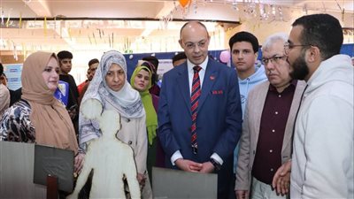 عميد طب المنوفية يفتتح المعرض العلمي الطلابي حول آليات الإنزيمات والاضطرابات الوراثية