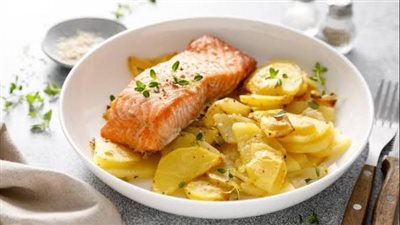 طريقة عمل سلطة السلمون المشوي بالبطاطس بمذاق لذيذ وفوائد صحية متعددة