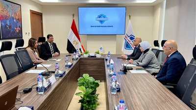 التامين الصحي الشامل  يكرم المديرة السابقة ويعين