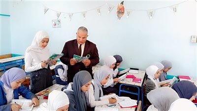 تكريم معلمة  ومديرة مدرسة الدكتور سليمان عثمان بالفيوم لإنضباط العملية التعليمية