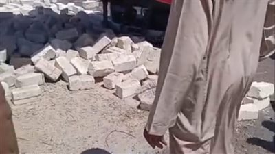 انقلاب سيارة نقل محملة بالطوب الأبيض في الفيوم