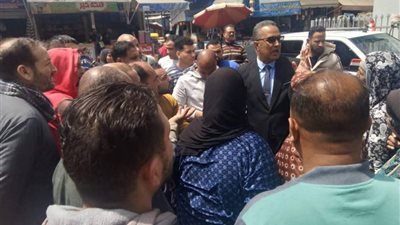 رئيس حوش عيسى يعقد إجتماعا مع الباعة الجائلين لرفع اشغالات الطريق