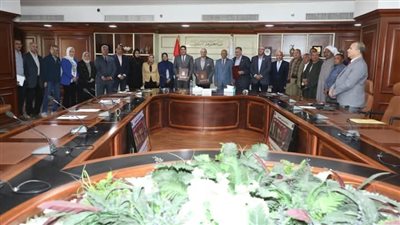 بتكلفة 118مليون جنيها.. محافظ بني سويف يوقع بروتوكول تعاون لتوصيل الصرف الصحي لقرية منهرو 