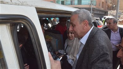 محافظ الغربية وسط أهالي المحلة يتابع التزام السائقين بالتعريفة الجديدة