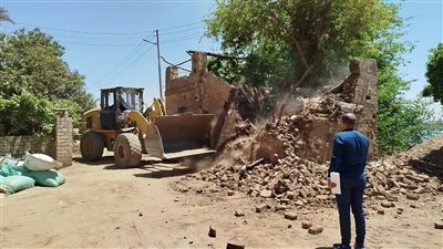 محلية دشنا تزيل 16 حالة تعدى على ضفة النيل 