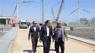 رئيس الوزراء يتفقد مزرعة توليد الكهرباء برأس غارب