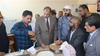 محافظ سوهاج يتفقد حصاد محصول القمح بأحد الحقول ويتابع توريد الأقماح 