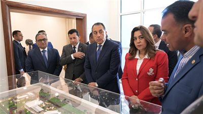 رئيس الوزراء يتفقد 