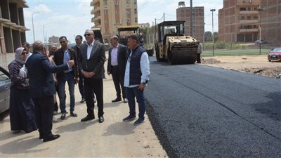 محافظ الغربية يتابع أعمال رصف محور 