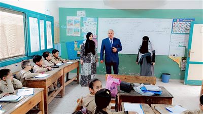 تكريم ثلاثة تلاميذ لتميزهم فى الإلقاء الشعري بمدرسة العسيلي بالفيوم 