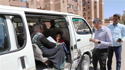 نائب محافظ أسوان يتابع الإلتزام بالتعريفة الجديدة بمواقف سيارات السيرفيس 