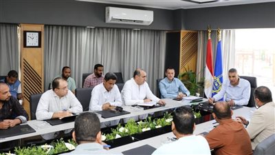 محافظ أسوان يوجه بسرعة الإنتهاء من رصف شارع كسر الحجر 