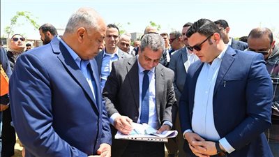 وزير الإسكان يقوم بجولة موسعة بحدائق 