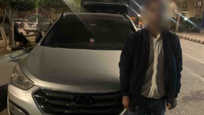 ضبط سائق يقود سيارته أعلى الرصيف بالجيزة