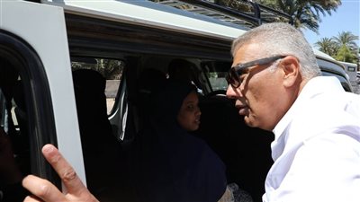 محافظ أسوان يتفقد سيارات السيرفيس ومدي إلتزام السائقين بالتعريفة الجديدة