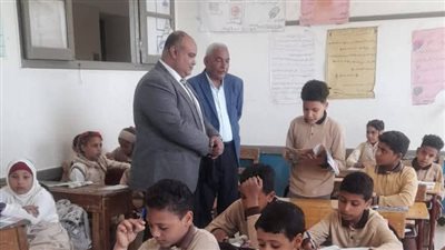 مدير التعليم العام يتابع الدراسة بمدرسة الشيخ علي الابتدائية بنجع حمادي
