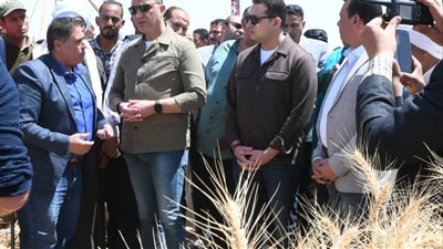 محافظ الفيوم يفتتح موسم حصاد القمح بأحد الحقول الزراعية بقصر رشوان