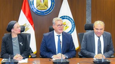 وزراء البترول والبيئة والطيران يبحثون التعاون في مشروع إنتاج وقود الطائرات المستدام