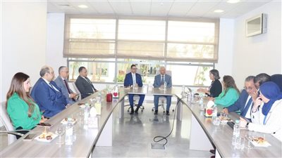 وزير الاستثمار يقوم بزيارة لإحدى شركات الأدوية التونسية