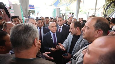 محافظ كفرالشيخ ورئيس البورصة المصرية يتفقدان القافلة الطبية المجانية بقرية شالما