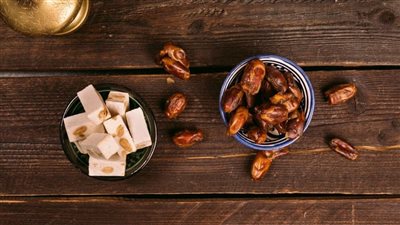 التمر بالزبدة والملح.. اتجاه غذائي يحمل مخاطر صحية خفية