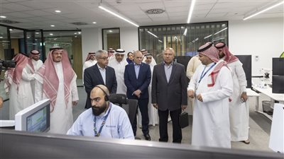  في ختام زيارته للسعودية.. وزير الصناعة والنقل في جولة تفقدية هامة بميناء جدة الإسلامي