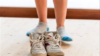 هل يجب خلع الأحذية قبل دخول المنزل؟ عالمة مصرية تكشف المخاطر الصادمة