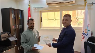 رئيس مركز البياضية بالأقصر يكرم الموظف المثالى عن شهر مارس