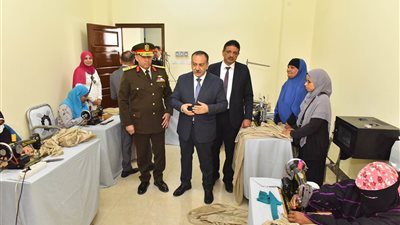 محافظ أسيوط يفتتح المعرض الدائم للمنتجات اليدوية والحرفية بقرية بني عديات