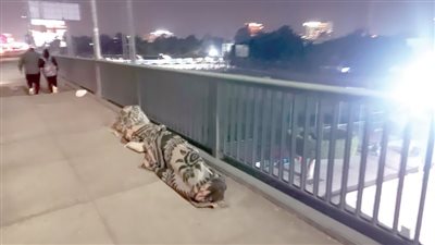 أطفال وكبار يفترشون الرصيف 