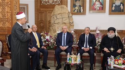 محافظ الإسماعيلية يزور الكنائس للتهنئة بعيد القيامة المجيد