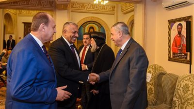 محافظ الإسكندرية يهنئ الإخوة الأقباط بعيد القيامة وأعياد شم النسيم بالمقر البابوي 