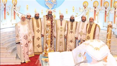 صور| الأقباط يؤدون صلوات وقداس عيد القيامة بكاتدرائية دير الأنبا متاؤس الفاخوري بإسنا 