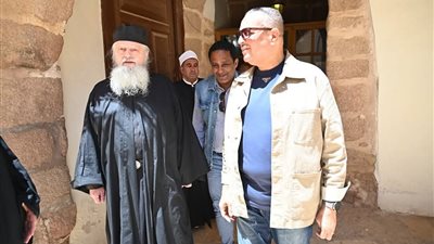 محافظ جنوب سيناء يزور دير سانت كاترين للتهنئة بعيد القيامة المجيد 