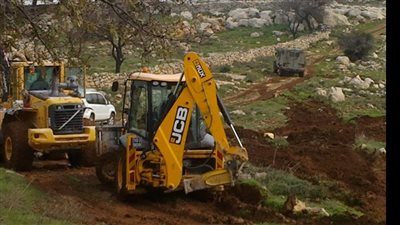 مستعمرون يجرفون أراضي الفلسطينيين في قرية أم صفا شمال رام الله 