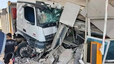 سيارة تريلا تقتحم غرفة تحصيل الرسوم 