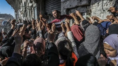 حرب التجويع.. نقص حاد بالغذاء يهدد القطاع وسط تحذيرات من انهيار النظام الصحي للأطفال